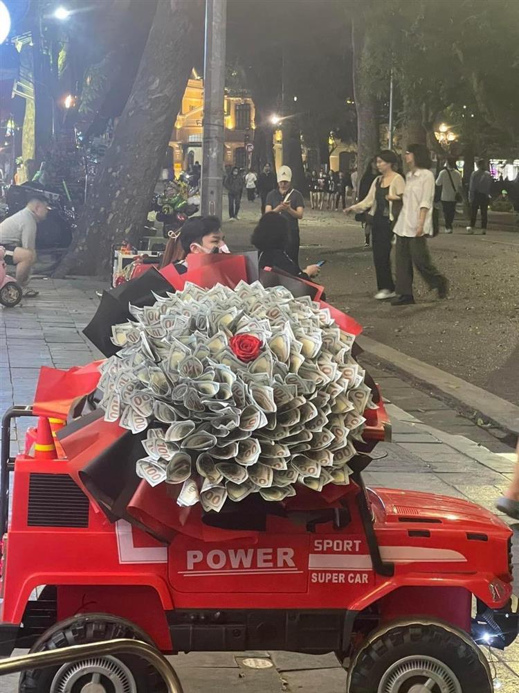 Chàng trai tỏ tình giữa phố đi bộ Bờ Hồ bằng bó hoa toàn tờ 100 USD-1
