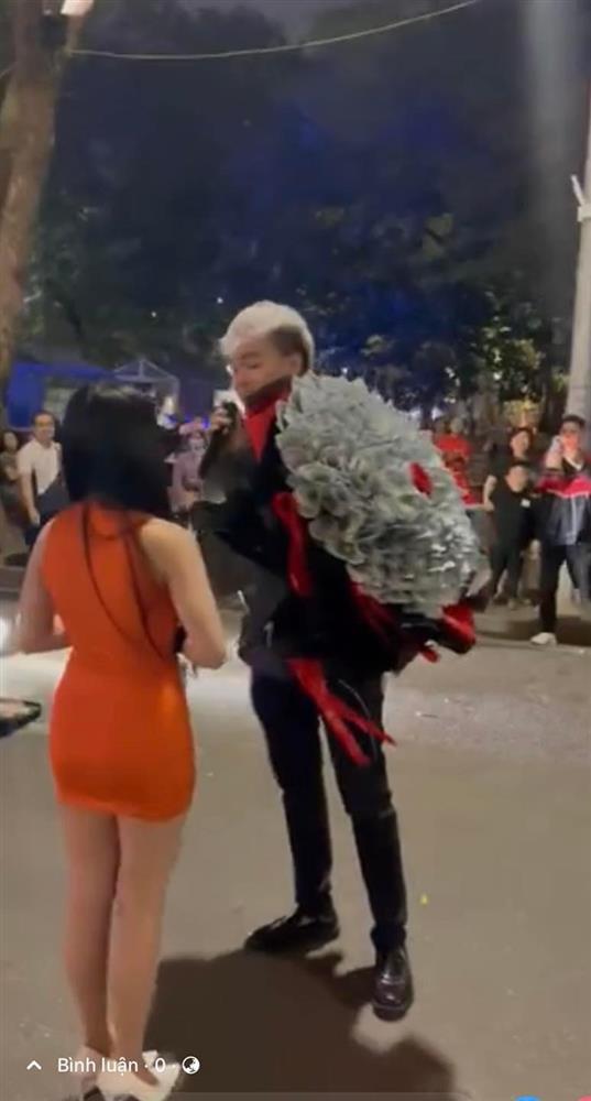 Chàng trai tỏ tình giữa phố đi bộ Bờ Hồ bằng bó hoa toàn tờ 100 USD-4