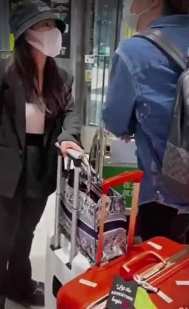 Vợ chồng Bà Nhân Vlog mệt mỏi, lặng lẽ về Nhật sau scandal-3