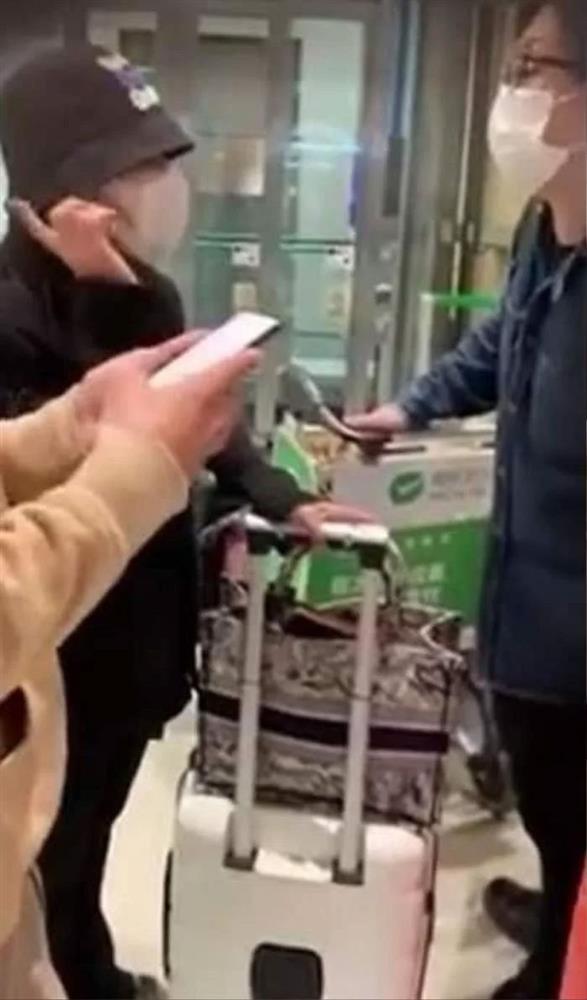 Vợ chồng Bà Nhân Vlog mệt mỏi, lặng lẽ về Nhật sau scandal-5