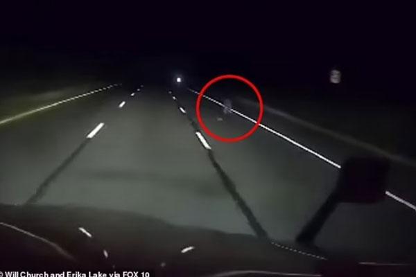 Tài xế sợ hãi khi thấy bóng người mờ ảo lúc nửa đêm trên camera hành trình, sự thật là gì?-2