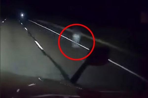 Tài xế sợ hãi khi thấy bóng người mờ ảo lúc nửa đêm trên camera hành trình, sự thật là gì?-1