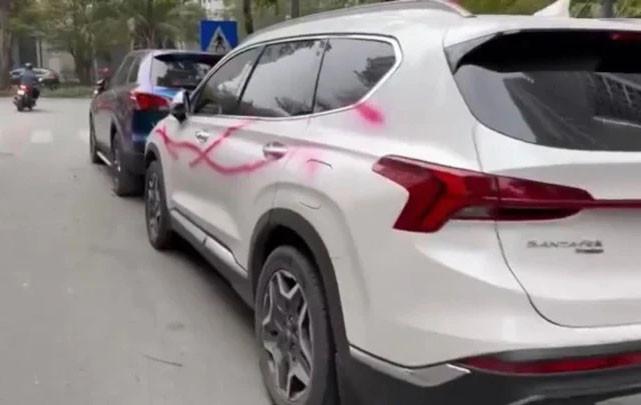 Công an điều tra vụ xịt sơn lên nhiều ô tô đỗ sát vỉa hè ở Hà Nội-1