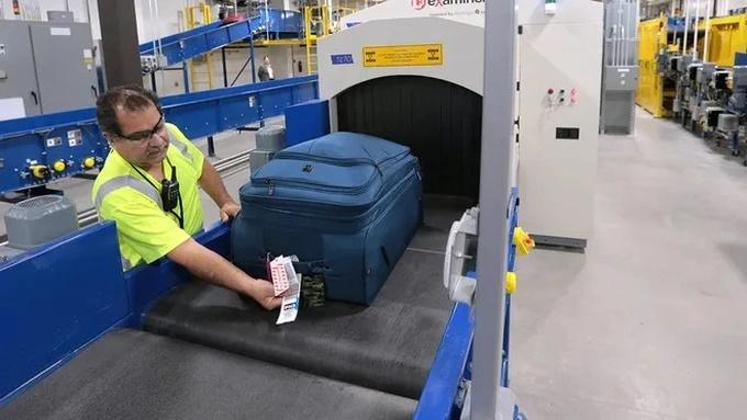 Xách đồ giúp người lạ ở sân bay, nguy cơ thành tội phạm trong tích tắc-1