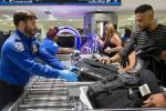 Bộ Công an: Không nên xách đồ hộ người lạ ở sân bay khi chưa biết rõ về hành lý-2