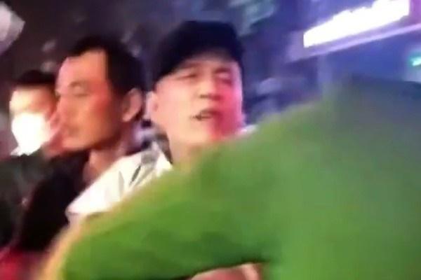 Clip: Tài xế Thanh Hóa hành hung chiến sĩ công an đang làm nhiệm vụ-3