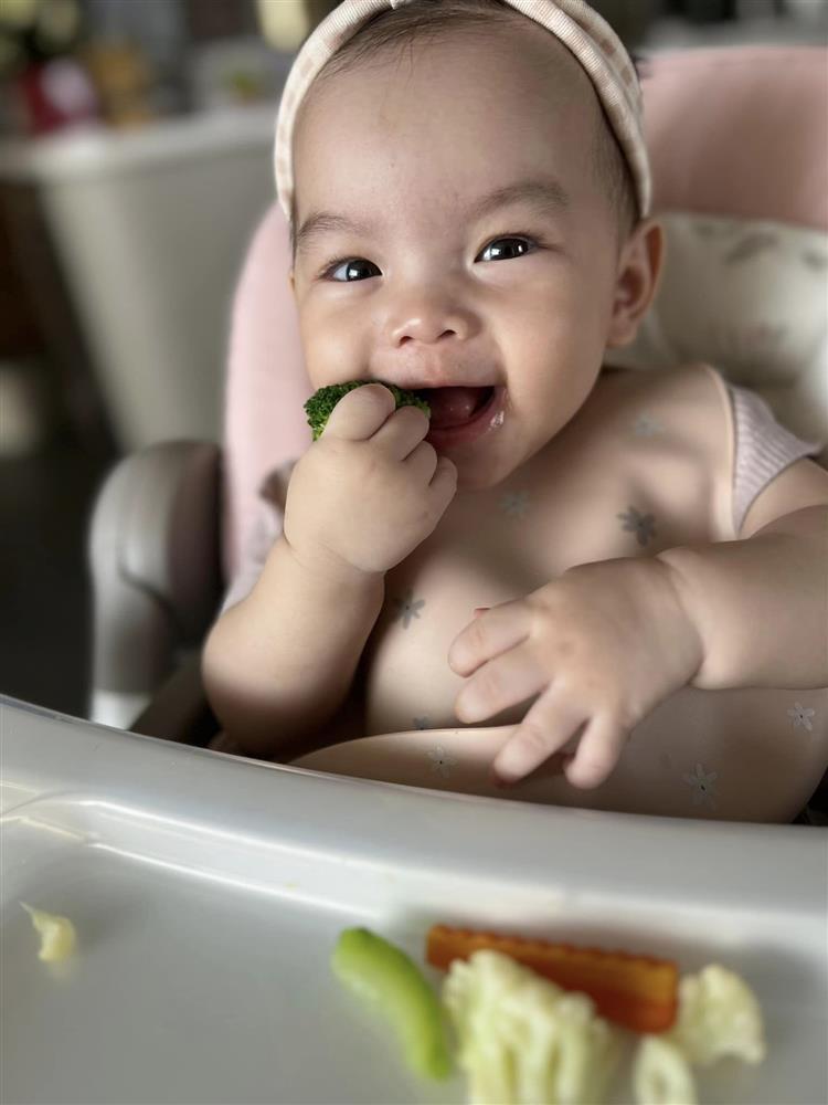 Con gái Phạm Quỳnh Anh tròn 8 tháng, mẹ mô tả cực hài-1