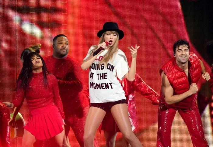 Taylor Swift khoe nhan sắc đỉnh cao ở tuổi U35 khi đi tour-4