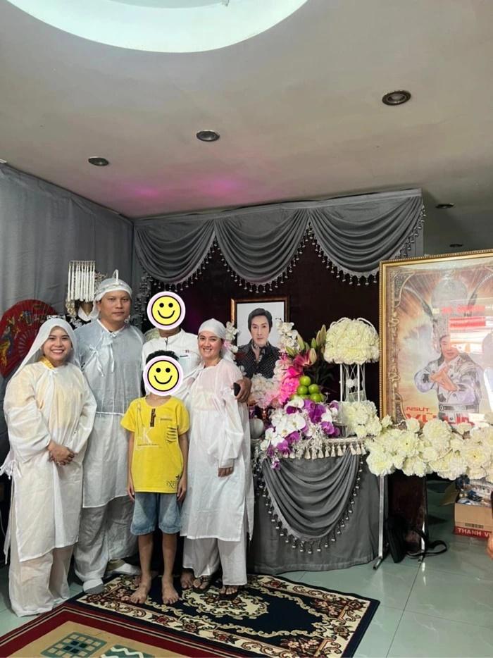 Bị chê trách vì mỉm cười khi chụp bên di ảnh nghệ sĩ Vũ Linh, Bình Tinh nói gì?-1