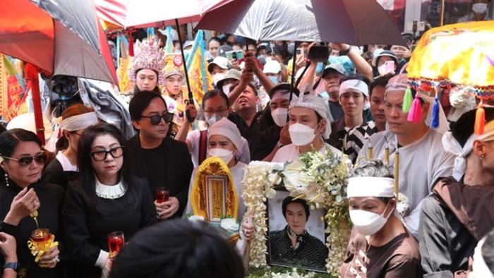 Bị chê trách vì mỉm cười khi chụp bên di ảnh nghệ sĩ Vũ Linh, Bình Tinh nói gì?-3