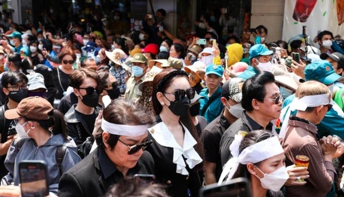 Bị chê trách vì mỉm cười khi chụp bên di ảnh nghệ sĩ Vũ Linh, Bình Tinh nói gì?-4