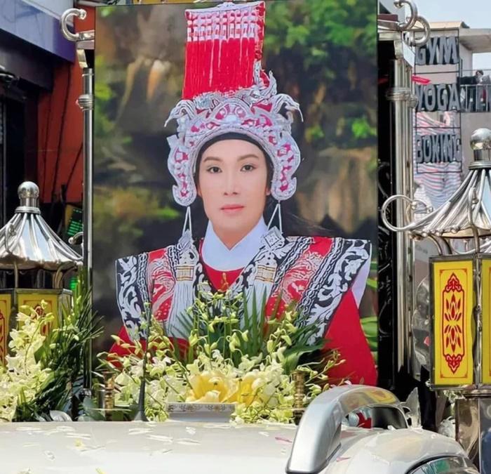 Bị chê trách vì mỉm cười khi chụp bên di ảnh nghệ sĩ Vũ Linh, Bình Tinh nói gì?-5