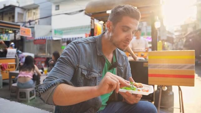 Du khách Mỹ mách loạt món ngon dưới 1 USD ở khu chợ nổi tiếng TP.HCM-1