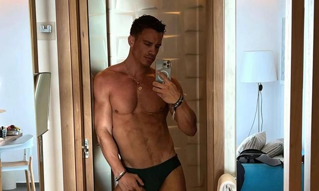 Người mẫu ngã tử vong vì mải chụp ảnh selfie-1