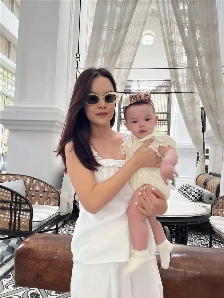 Con gái Phạm Quỳnh Anh tròn 8 tháng, mẹ mô tả cực hài-4