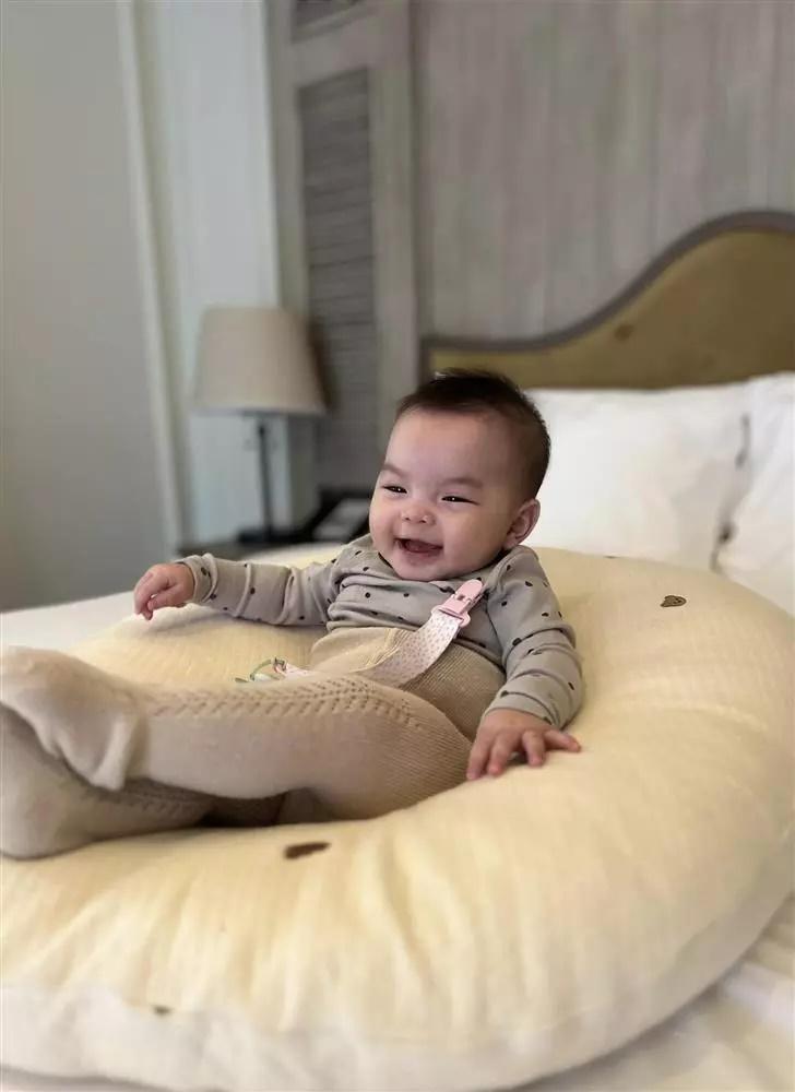 Con gái Phạm Quỳnh Anh tròn 8 tháng, mẹ mô tả cực hài-6