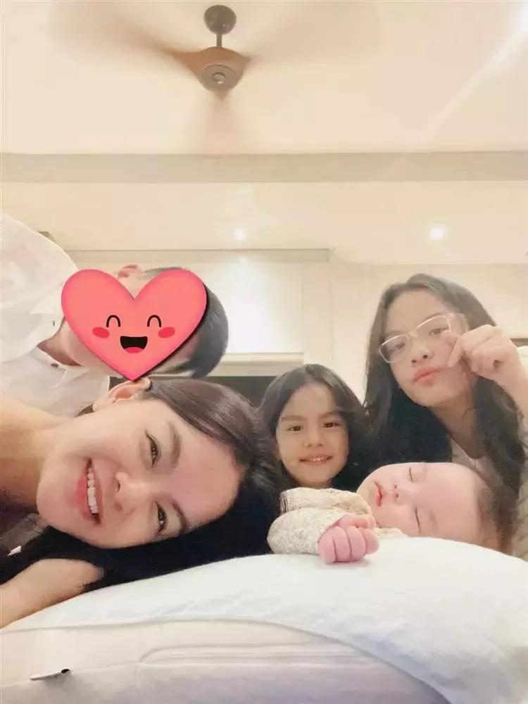 Con gái Phạm Quỳnh Anh tròn 8 tháng, mẹ mô tả cực hài-8