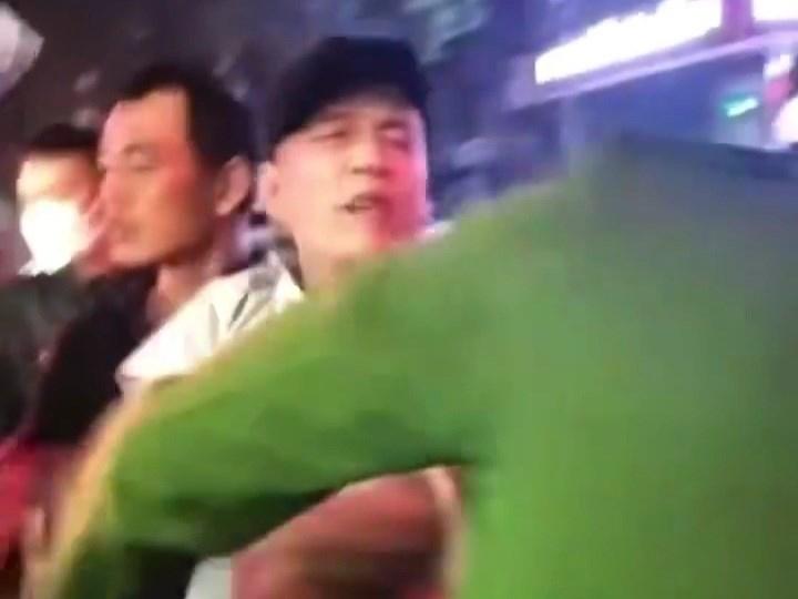 Clip: Tài xế Thanh Hóa hành hung chiến sĩ công an đang làm nhiệm vụ-1