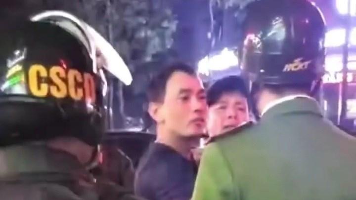 Clip: Tài xế Thanh Hóa hành hung chiến sĩ công an đang làm nhiệm vụ-2