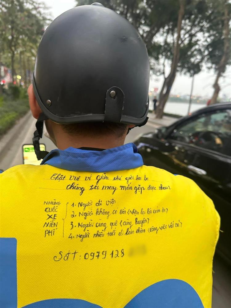 Đi xe ôm công nghệ, cô gái xúc động khi đọc lời nhắn trên áo tài xế-2