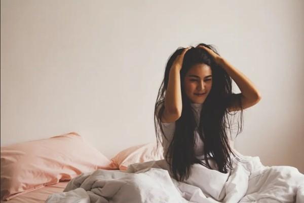 Con gái 37 tuổi đi chơi với bạn trai vẫn bị bố mẹ hộ tống, netizen phản ứng ra sao?-2