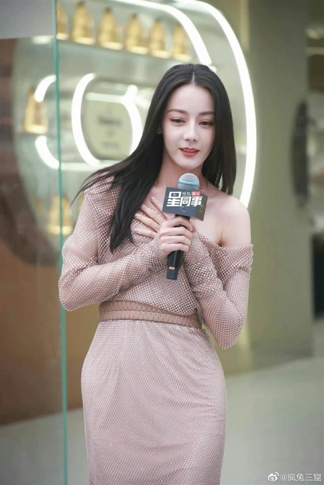 Địch Lệ Nhiệt Ba mặc đầm mỏng, co ro dự sự kiện giữa trời 7 độ C-1