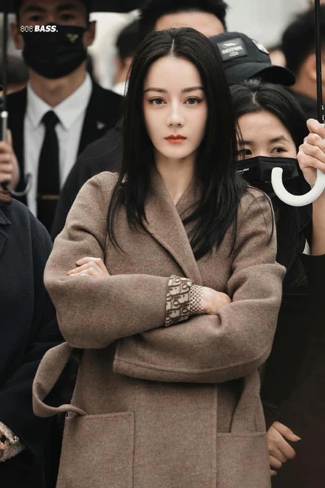 Địch Lệ Nhiệt Ba mặc đầm mỏng, co ro dự sự kiện giữa trời 7 độ C-2