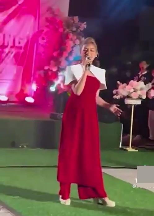 Trần Thanh Tâm cầm mic đi hát bị netizen so sánh ngang ngửa Chi Pu-2