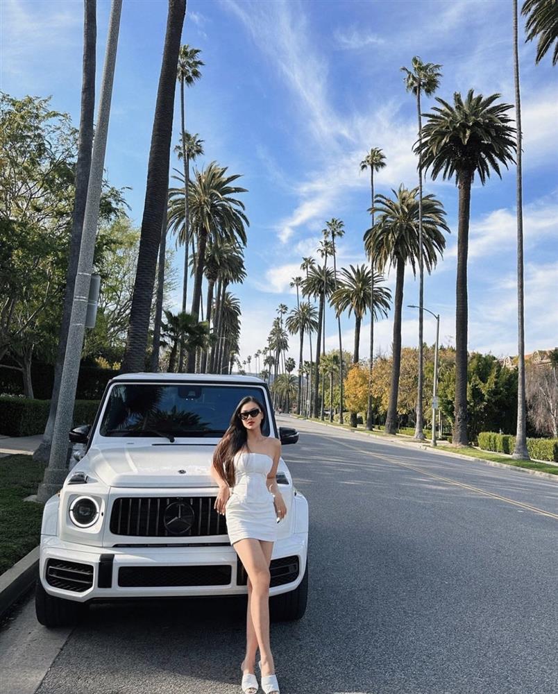 Á hậu Kim Duyên thả dáng cực sang chảnh bên siêu xe 14 tỷ-1