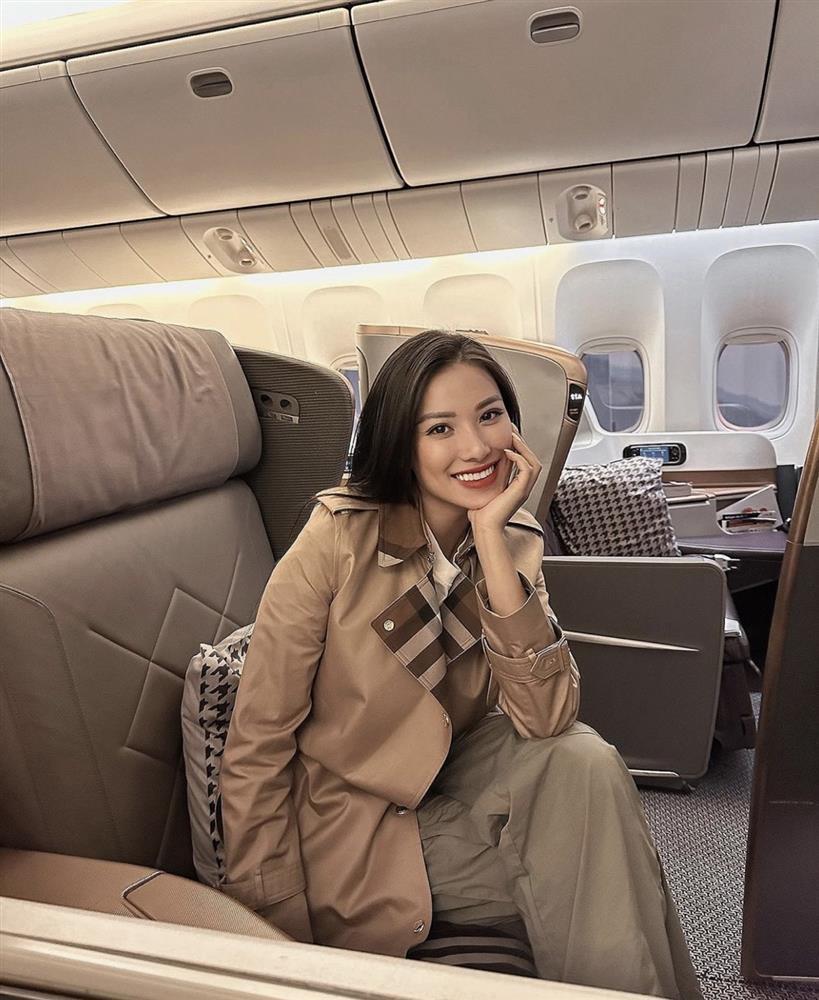 Á hậu Kim Duyên thả dáng cực sang chảnh bên siêu xe 14 tỷ-6