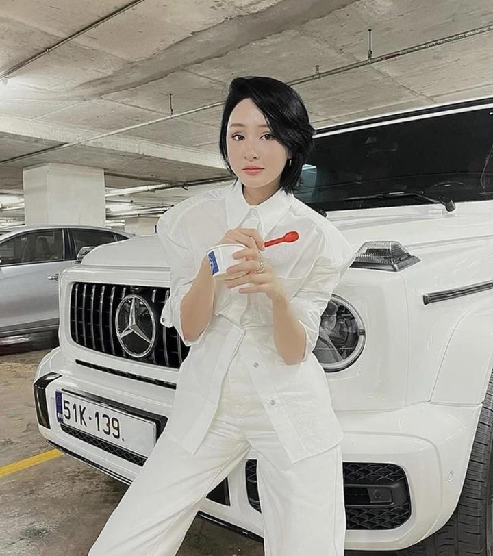 Á hậu Kim Duyên thả dáng cực sang chảnh bên siêu xe 14 tỷ-11