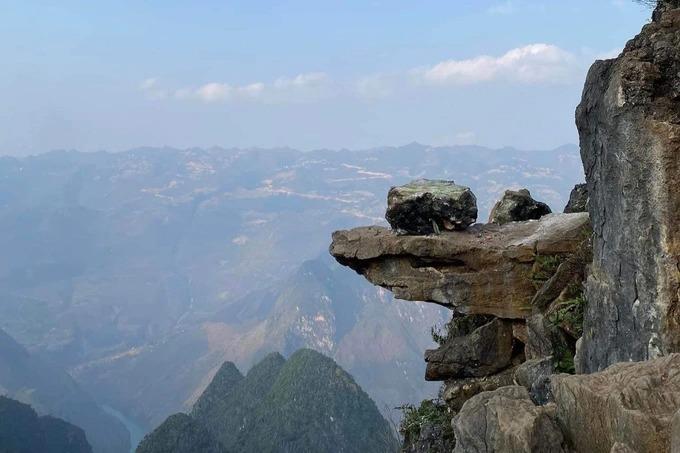 Du khách nước ngoài bị đá rơi trúng khi leo ra mỏm đá tử thần bên mép vực-2