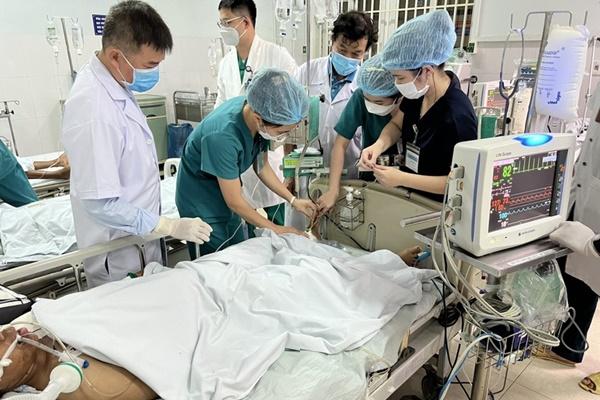 Xe cứu thương chở thi hài tông trúng ô tô buýt-2