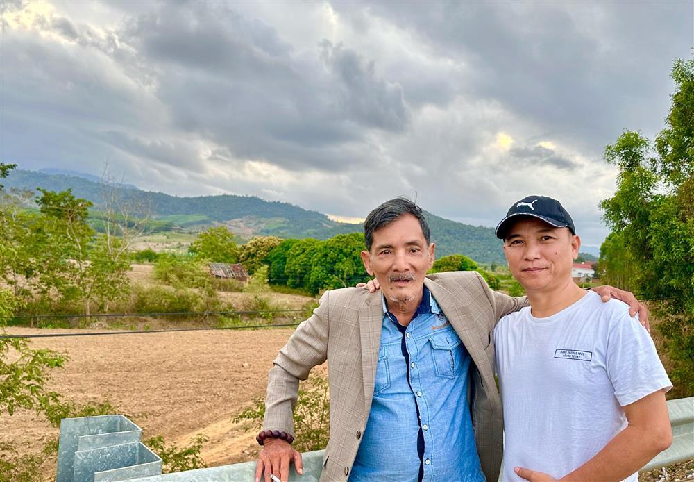 Thương Tín làm đạo diễn, chăm chỉ kiếm tiền nuôi vợ 4 và con nhỏ-1