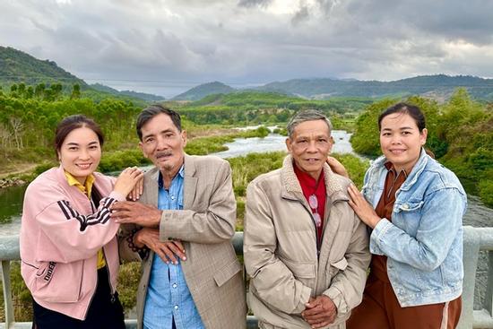 Thương Tín làm đạo diễn, chăm chỉ kiếm tiền nuôi vợ 4 và con nhỏ