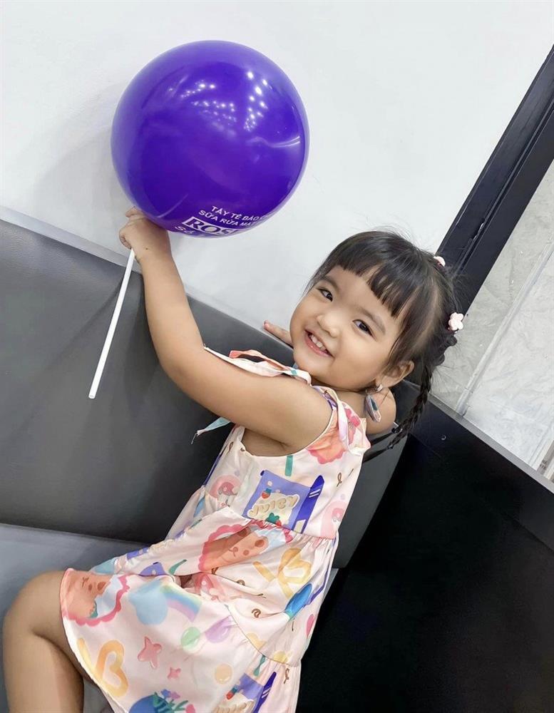 Tóc con gái Mạc Văn Khoa từ lưa thưa nay đen dày chuẩn gen bố-11