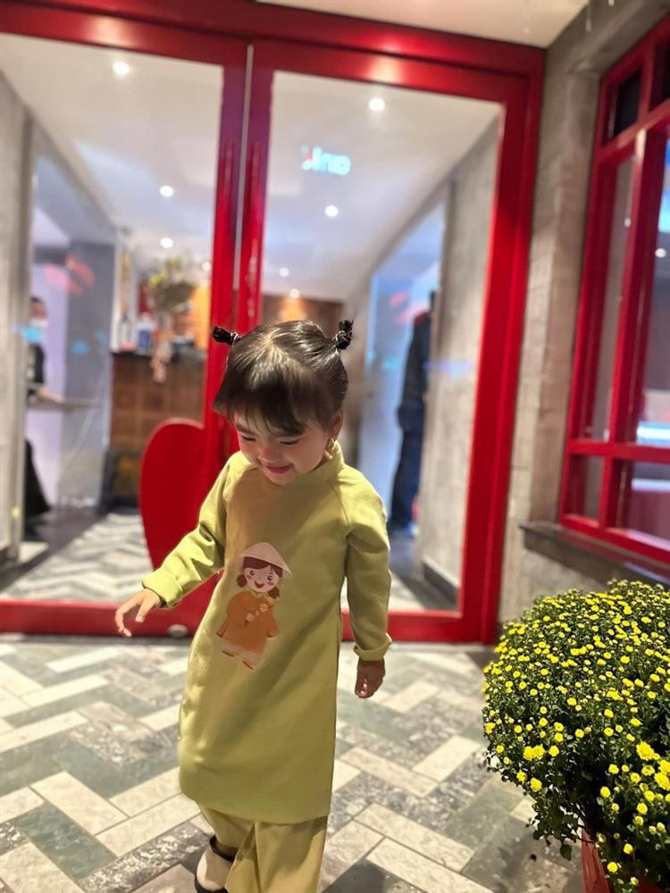 Tóc con gái Mạc Văn Khoa từ lưa thưa nay đen dày chuẩn gen bố-10