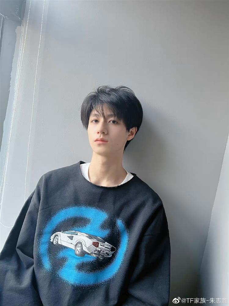 Ca sĩ Chu Chí Hâm bị tài xế hắt trà sữa vào mặt-1