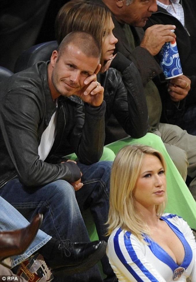 David Beckham khốn khổ vì các nàng hoạt náo viên-1