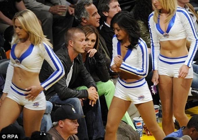 David Beckham khốn khổ vì các nàng hoạt náo viên-4
