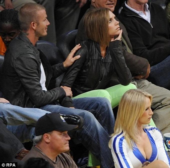 David Beckham khốn khổ vì các nàng hoạt náo viên-5