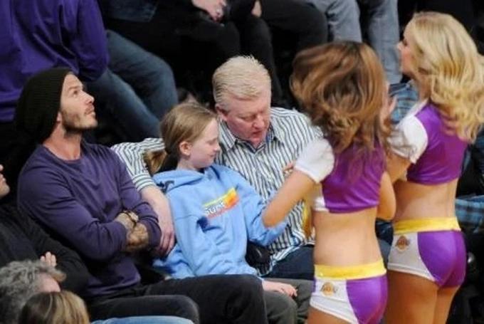 David Beckham khốn khổ vì các nàng hoạt náo viên-7