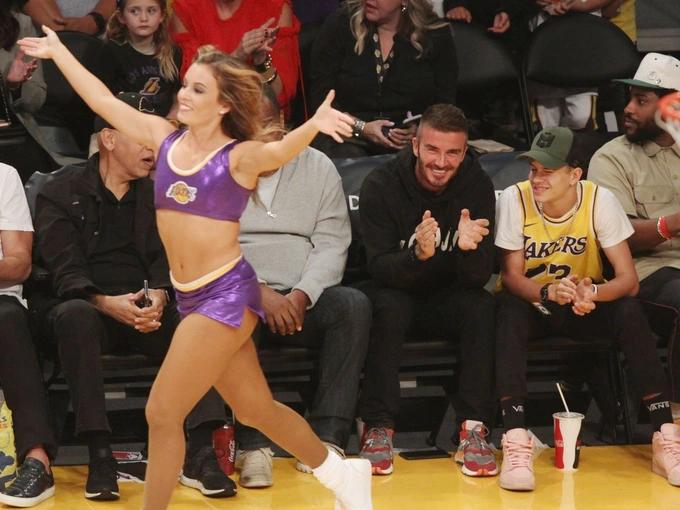 David Beckham khốn khổ vì các nàng hoạt náo viên-10