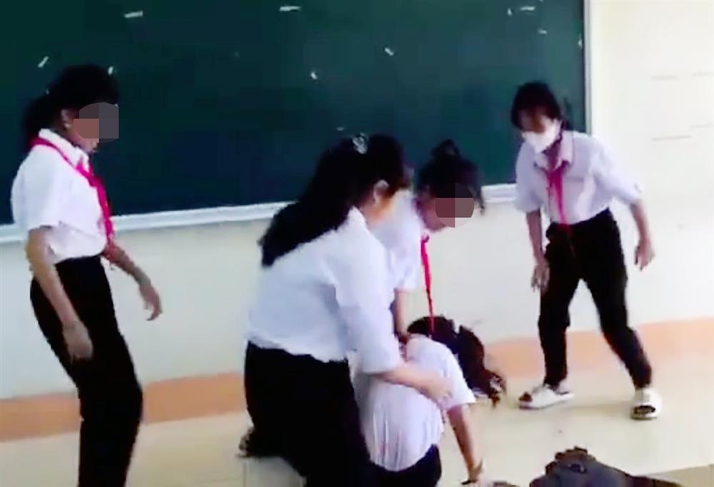 Nữ sinh lớp 6 bị đánh hội đồng tại lớp, bất ngờ người quay clip-1