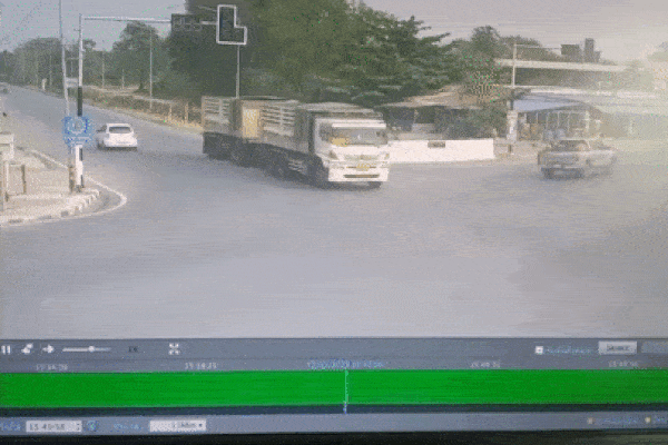 Xe đầu kéo bị bán tải húc vẹo sườn khi cố băng qua giao lộ-1