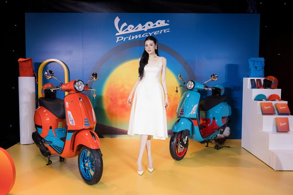 Á hậu Tú Anh mê mẩn phiên bản mới của Vespa-1