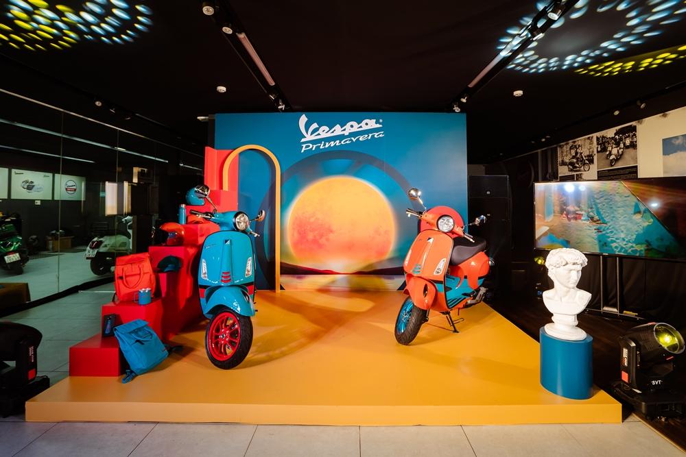 Á hậu Tú Anh mê mẩn phiên bản mới của Vespa-2