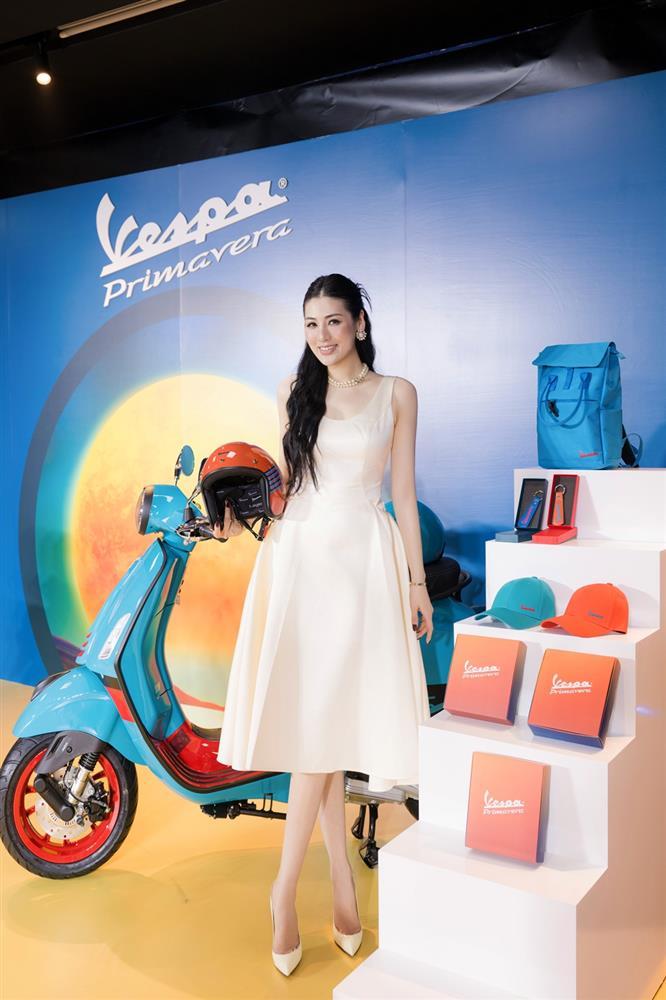 Á hậu Tú Anh mê mẩn phiên bản mới của Vespa-4