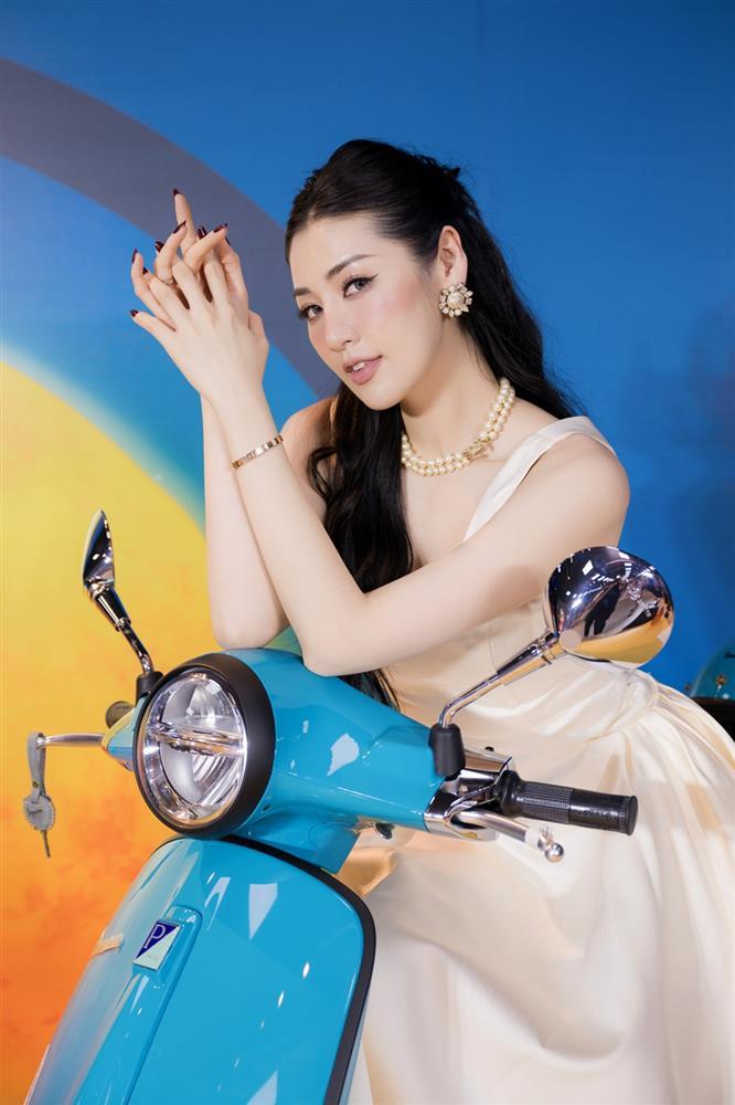 Á hậu Tú Anh mê mẩn phiên bản mới của Vespa-5