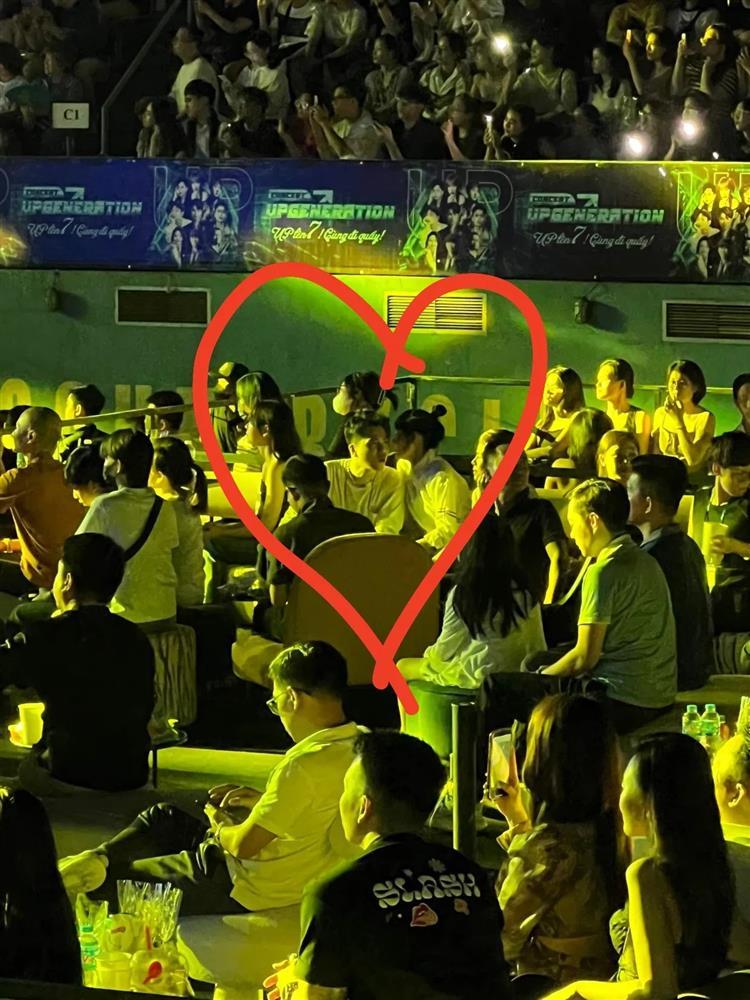 Tóm gọn Trịnh Thăng Bình thân thiết cùng Hiền Hồ tại show nhạc-2